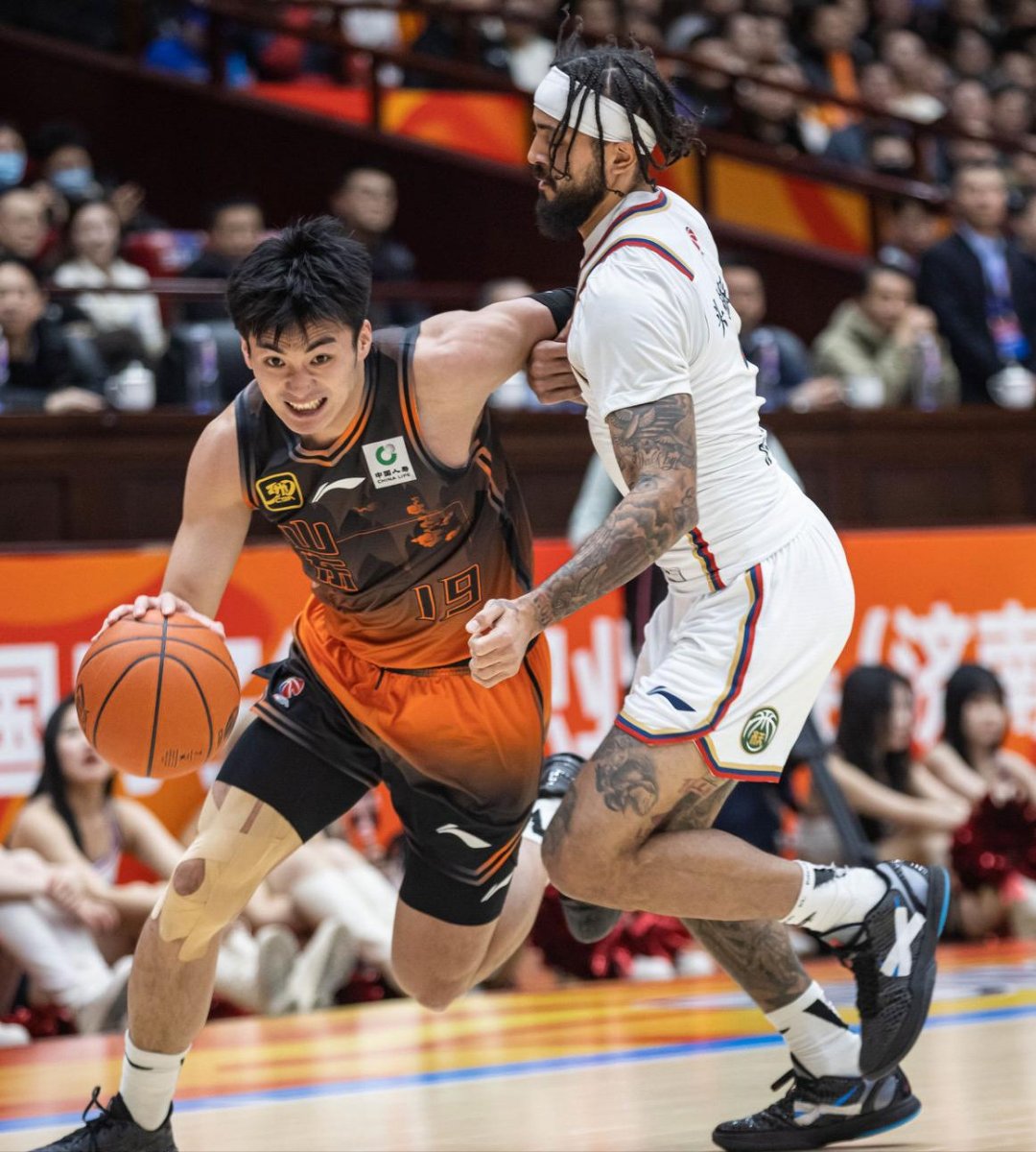 包含今晨体能课后，新奥尔良鹈鹕门线救险备战CBA季后赛，赛场秩序良好，阵容厚度经受考验的词条